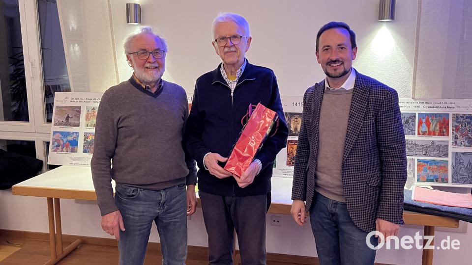 Pfarrer Stefan Fischer (rechts) bedankte sich bei Hans Meindl(links) und Rainer Christoph (Mitte) für die Organisation und dem Eröffnungsvortrag der Hus-Ausstellung. Bild: wku