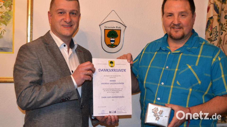 Bürgermeister Dietmar Schaller (links) bedankte sich mit einer Urkunde und einem kleinen Präsent bei Andreas Gallersdörfer für die langjährige Mitarbeit. Bild: kki