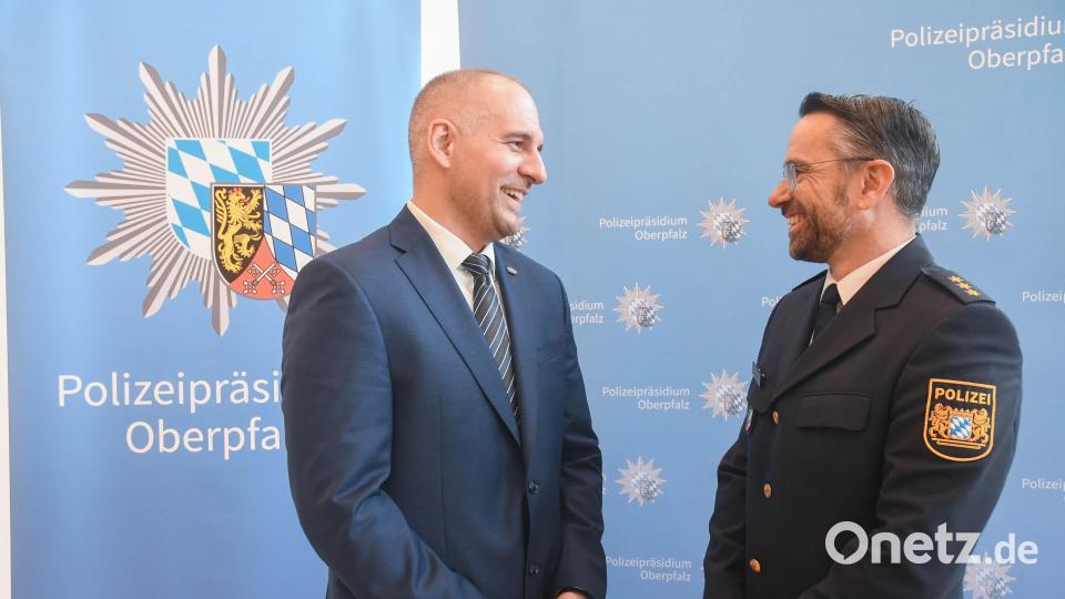Andreas Schieder (links) ist der neue Leiter der Kriminalpolizei Weiden. Sein Vorgänger Jürgen Dodell (rechts) übergab im Rahmen eines Festakts das Zepter an seinen Nachfolger. Bild: Gabi Schönberger