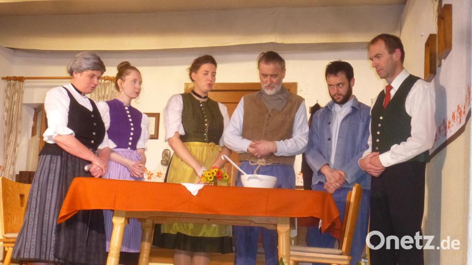 Nicht immer geht es in dem Theaterstück so einträchtig zu wie hier beim gemeinsamen Gebet. Bild: mad