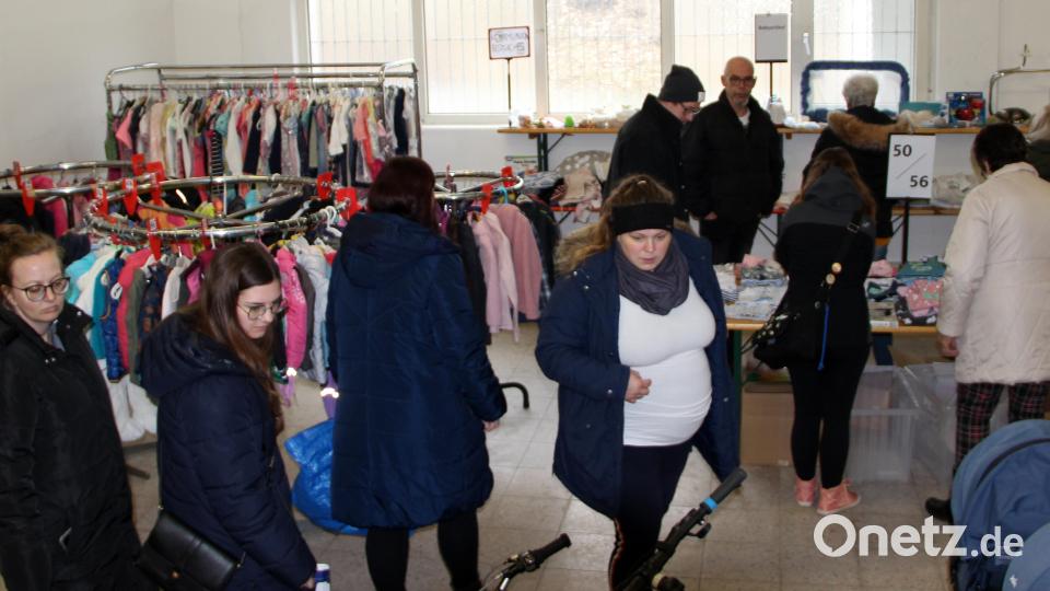 An den Rundständern waren Jacken nach Größe sortiert. Vorderhalb gab es Fahrräder, Kinderwagen und MaxiCosys. Bild: lep