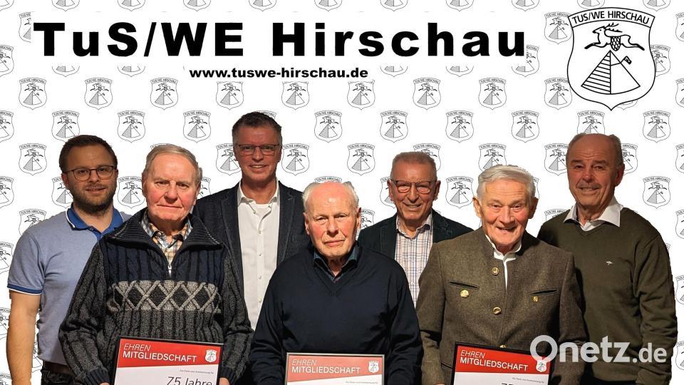 Der TuS/WE ernennt drei neue Ehrenmitglieder (von links): Vorsitzender Christoph Weih, Helmut Rösch, Bürgermeister Hermann Falk, Werner Klier, Rudolf Wild, Hans Hoffmann und Wolfgang Weih. Bild: Christian Gebhardt