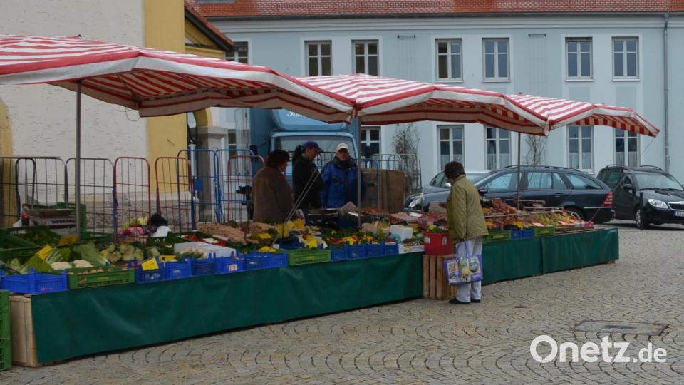 Ähnlich wie es früher über Jahrzehnte hinweg der Fall war, findet ab 10. März wieder ein Wochenmarkt am Kirchplatz in Mitterteich statt. Das Foto zeigt eine Szene vor einigen Jahren. Archivbild: jr