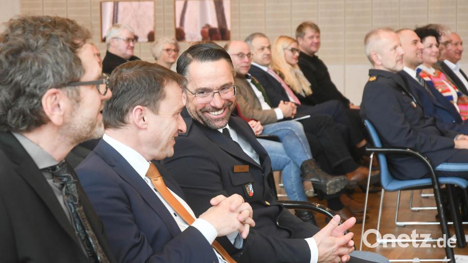 Der ehemalige Leiter der Weidener Kripo, Jürgen Dodell, im Gespräch mit Oberbürgermeister Jens Meyer (zweiter von links) Bild: Gabi Schönberger