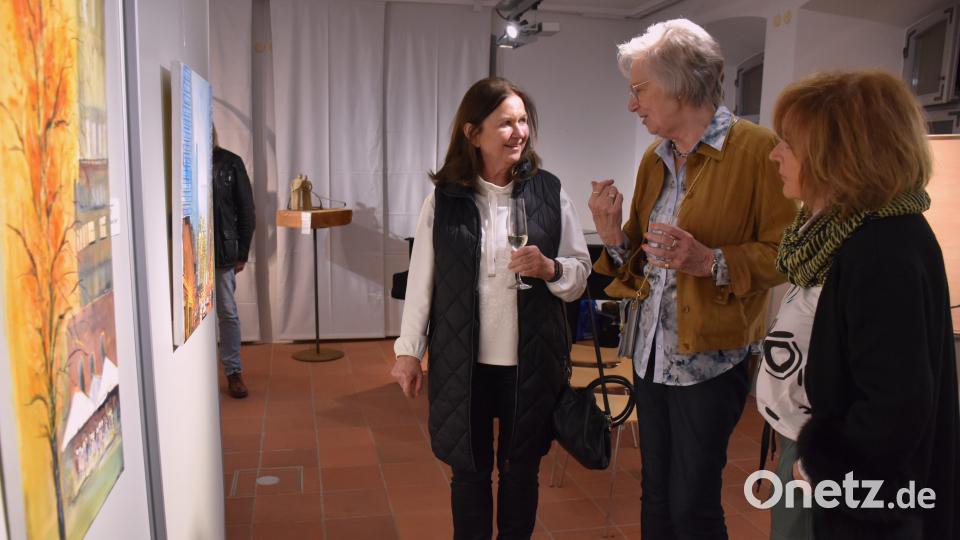 Kunst betrachten und dabei Freundschaften vertiefen war das Motto der Vernissage. Bild: ubb