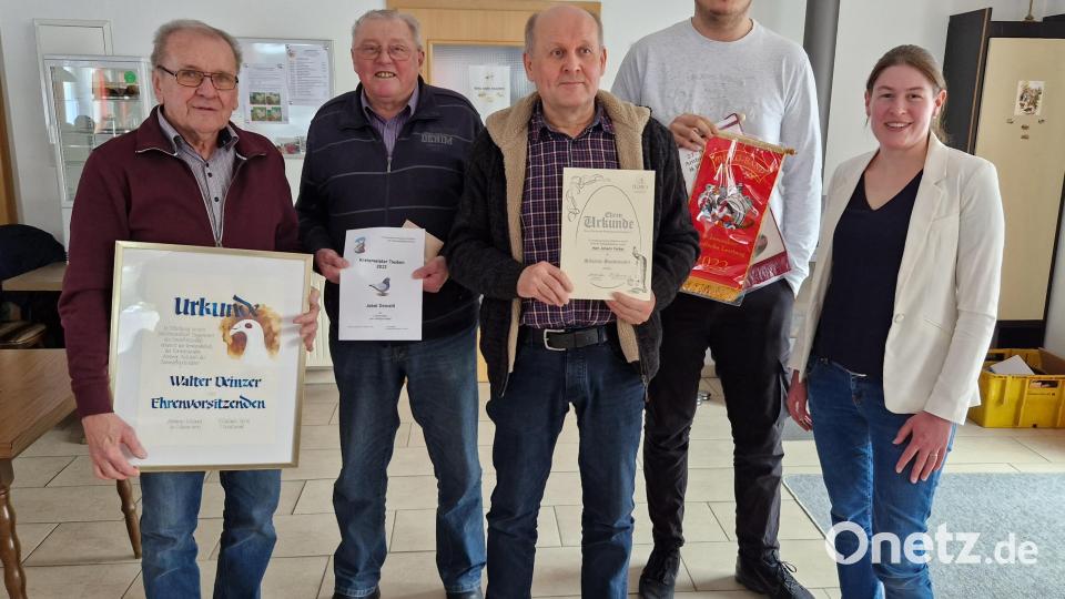 Die Kreisvorsitzende der Rassegeflügelzüchter, Elisabeth Kernl (rechts), ernannte Walter Deinzer zum Ehrenvorsitzenden, zeichnete die Kreismeister Oswald Probst und Simon Blatek aus und überreichte Johann Ferber die silberne Bundesnadel des BDRG. Bild: ads
