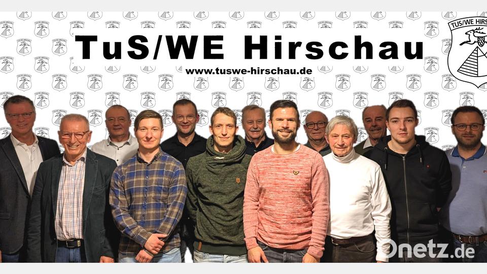 Einige Mitglieder werden für 25 und 40 Jahre Mitgliedschaft ausgezeichnet (von links): Bürgermeister Hermann Falk, Rudolf Wild, Klaus Birner, Andreas Dietz, Hermann Gebhard, Timo Kölbl, Karl-Heinz Mader, Sebastian Weih, Jürgen Haller, Rainer Stegmann, Wolfgang Weih, Daniel Huber und Vorsitzender Christoph Weih. Bild: Christian Gebhardt