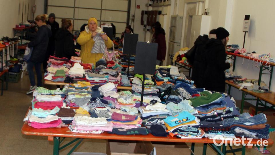 Sortiert nach Größen stapelten sich Hosen, T-Shirts, Kleider oder Strickjacken. Bild: lep
