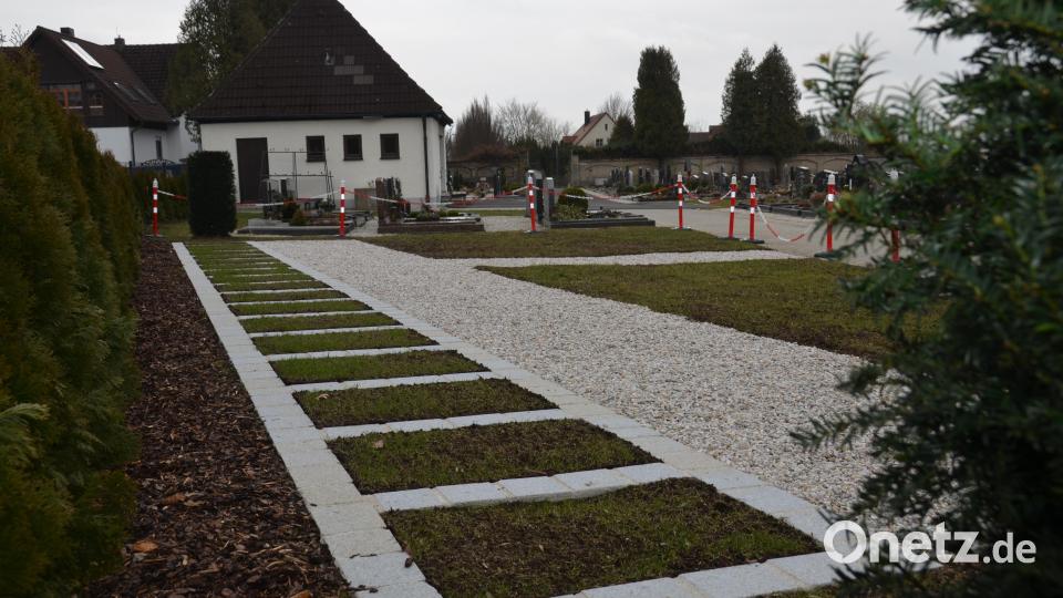 Die Friedhofsgebühren in Altenstadt bei Vohenstrauß werden neu kalkuliert. Das neu errichtete Urnenfeld und die Friedhofsmauer werden sich dabei bemerkbar machen. Bild: dob