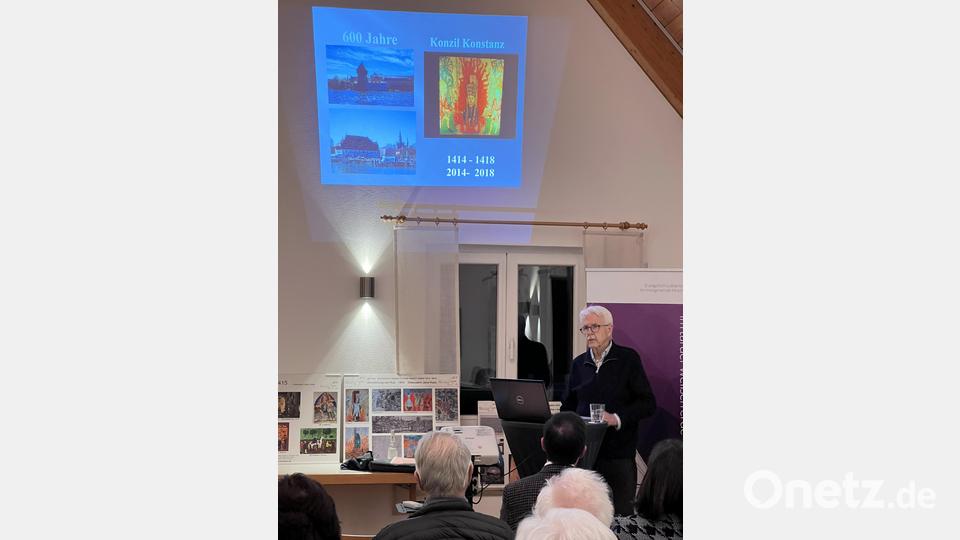 Rainer Christoph hält den Vortrag bei der Eröffnung der Hus-Ausstellung im evangelischen Gemeindehaus in Hirschau. Bild: wku