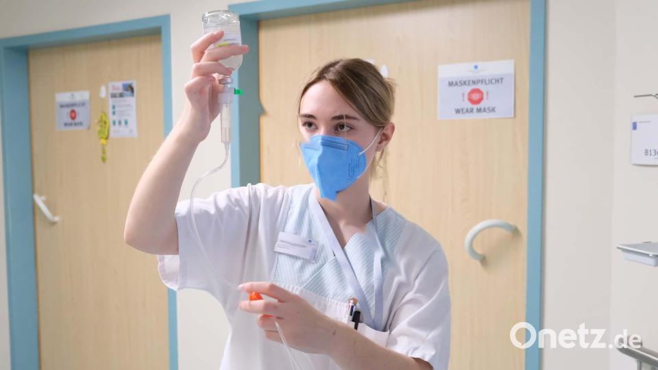 Eine Infusion wird vorbereitet. Bild: Klinikum/Dietl/exb