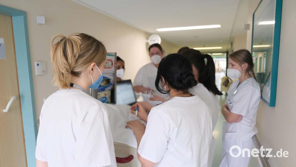 Schüler bei der Übergabebesprechung: Im Klinikum St. Marien fand das zweiwöchige Projekt &quot;Schüler leiten eine Station&quot; statt. Bild: Klinikum/Dietl/exb