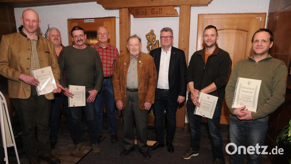 Die für langjährige Mitgliedschaft ausgezeichneten Jäger mit Bürgermeister Michael Göth (Dritter von rechts). Bild: ige