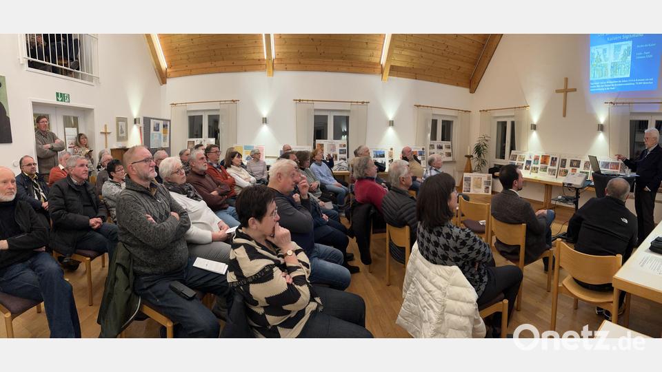 Das evangelische Gemeindehaus in Hirschau ist voll besetzt beim Eröffnungsvortrag über Jan Hus. Bild: wku