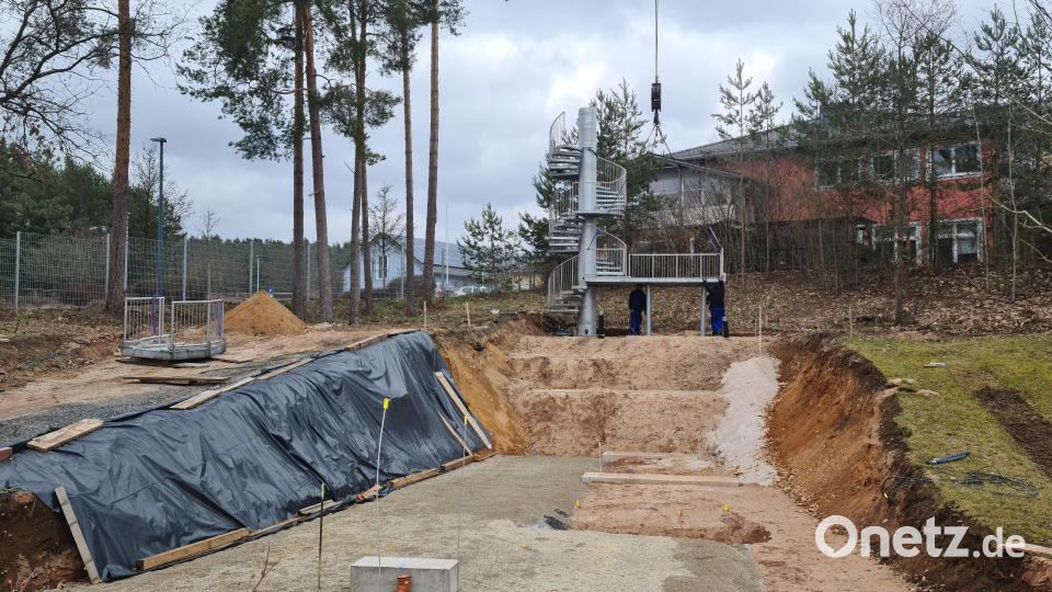 Die Arbeiten an der lange geplanten Wasserrutsche haben nun begonnen. Bild: sne