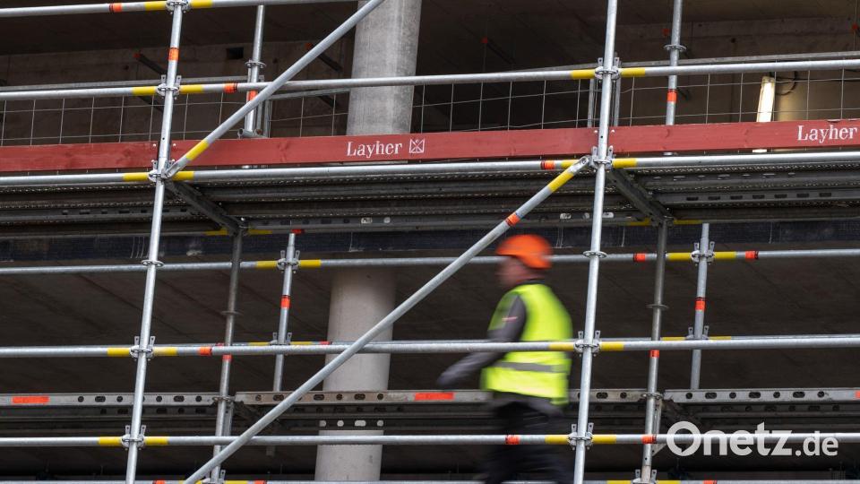 Mitarbeiter aus dem Baugewerbe melden sich derzeit saisonbedingt arbeitslos. Auch das trägt zum Anstieg der Arbeitslosenzahlen bei. Bild: Sebastian Gollnow/dpa