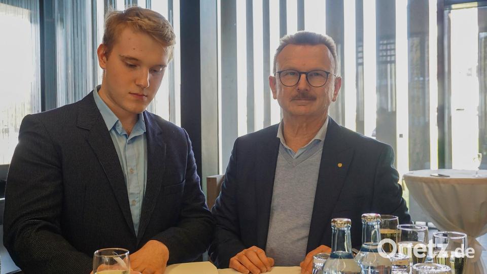 Ivan Aleksandrov (links) ist einer von acht ukrainischen Studierenden an der OTH Amberg-Weiden, die mit einem Stipendium gefördert werden. Vizepräsident Professor Ulrich Müller überreichte die Stipendien. Bild: Misch/OTH Amberg-Weiden