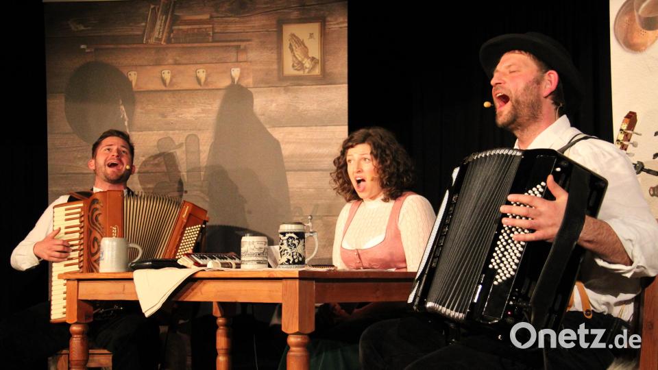 Tom Bauer, Veronika Frank und Daniel Zacher (von rechts) entführten mit ihrem Programm &quot;Bauernzunft&quot; humorvoll und höchst musikalisch in die guade oide Zeit und kamen damit beim Schafferhof-Publikum bestens an. Bild: prh