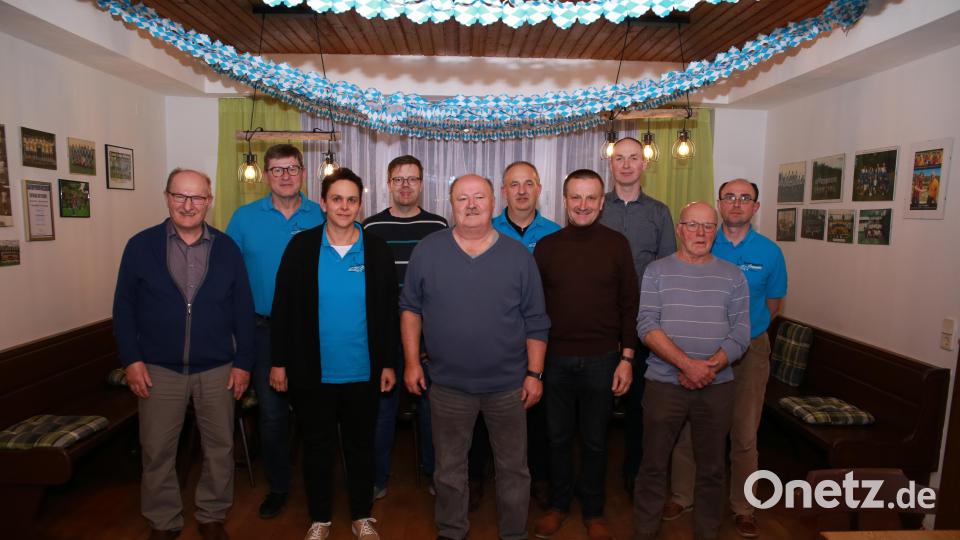 Die Dorfgemeinschaft Lengenfeld wählt einen neuen Vorstand (von links): Dritter Bürgermeister Hubert Blödt, Vorsitzender Reinhold Rösel, Ingrid Blödt, Martin Pechtl, Klaus Bayer, Bernhard Blödt, Peter Wirth, Josef Mäschl, Erich Pechtl und Christian Birner. Bild: egl