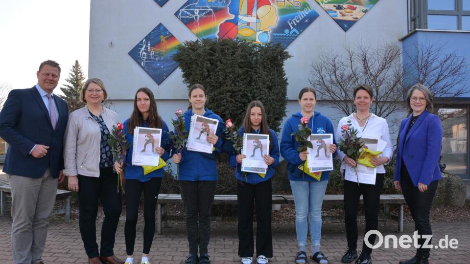 Stolz ist die Mitterteicher Schulfamilie über den Bayerischen Landessieg in der Altersklasse III im Eisschnelllaufen. Im Bild (von links) Bürgermeister Stefan Grillmeier, Rektorin Gisela Kastner, das Siegerquartett Lena Gebhard, Angelina Franke, Lea Zwerenz, Fabienne Franke sowie Trainerin Tanja Zeus und Schulamtsdirektorin Martina Puff. Bild: jr