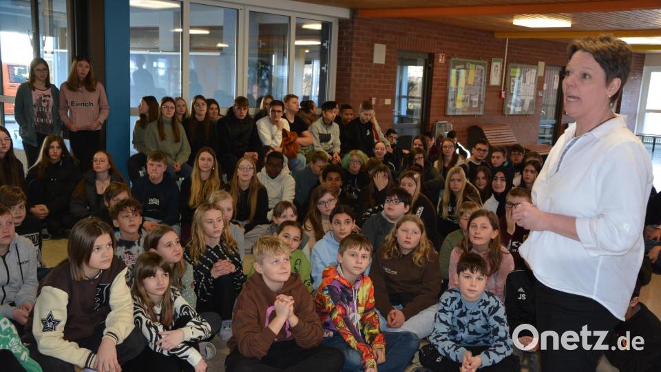Die komplette Schulfamilie der Otto Wels-Mittelschule hatte sich in der Aula versammelt, um den vier Landessiegerinnen einen gebührenden Empfang zu bereiten. Bild: jr