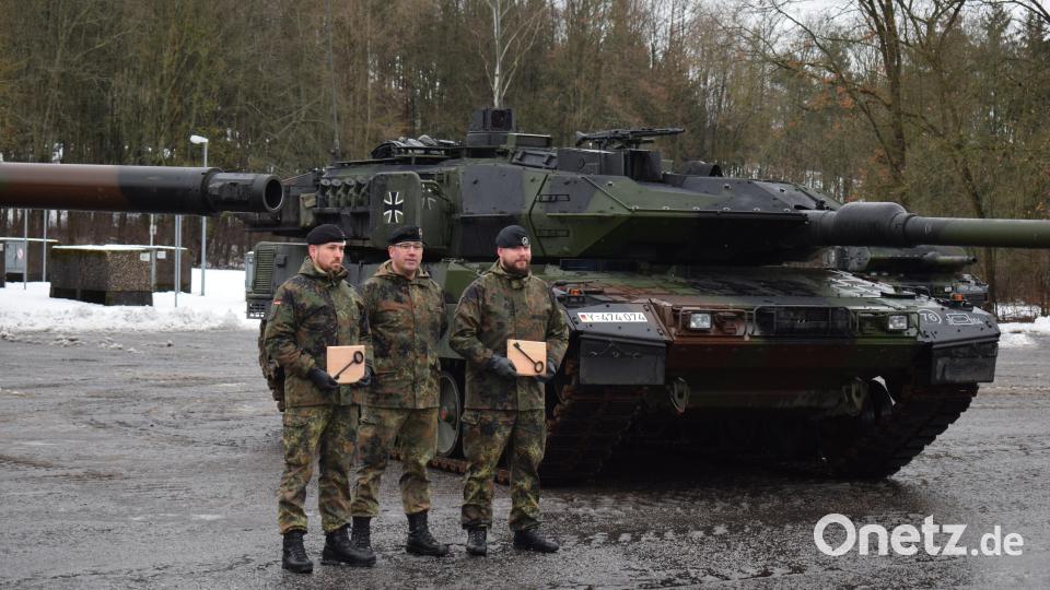 Bataillonskommandeur, Oberstleutnant Marek Krüger (Mitte), übergibt symbolisch die Schlüssel für die neuen Leopard 2A7V an die Kompaniechefs der zweiten und dritten Kompanie. Bild: bnr
