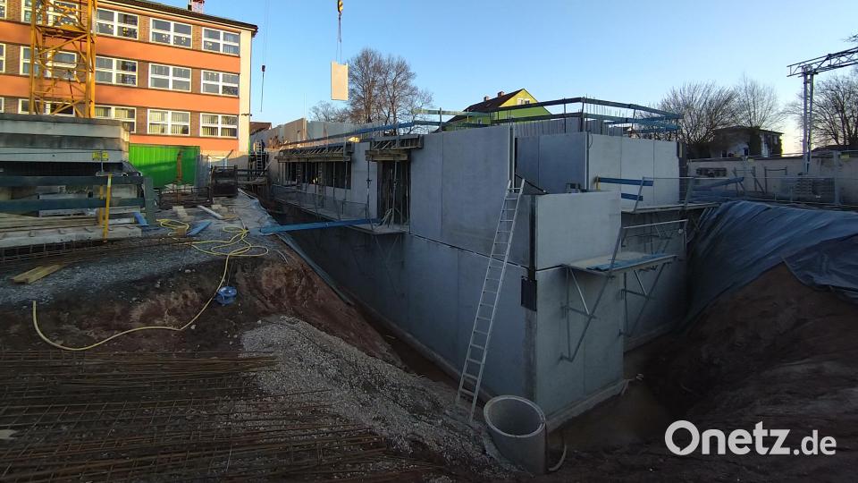 Die beiden Untergeschosse des neuen Erweiterungsbaus an der Pestalozzi-Mittelschule in Weiden stehen bereits. Die Arbeiten am dem Millionenprojekt liegen damit im Zeitplan. Bild: Stadt Weiden / Amt für Hochbau und Gebäudemanagement /exb