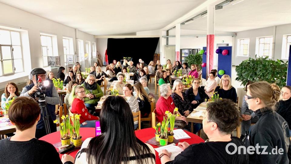 Rund 70 Mitarbeiterinnen trafen sich in einem Raum der Constantia in Pirk zum Weltfrauentag. Bild: Gabi Schönberger