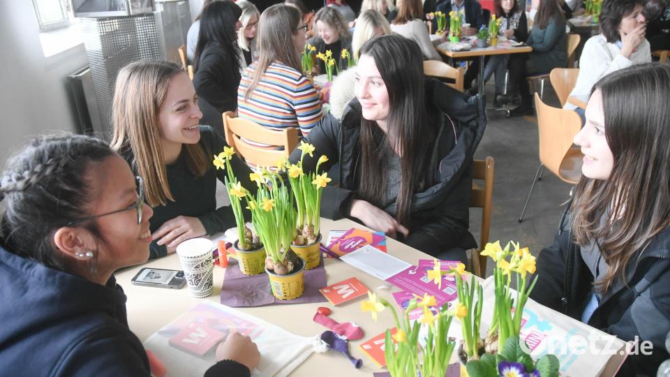 Mitarbeiterinnen jeder Altersklasse waren anwesend und tauschten sich über Themen aus, die ihnen am Herzen liegen. Bild: Gabi Schönberger
