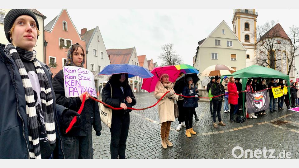 Vor dem Alten Rathaus in Weiden zeigten am Internationalen Frauentag am 8. März Teilnehmer einer Kundgebung ihre Solidarität mit den Frauen im Iran. Bild: Gabi Schönberger