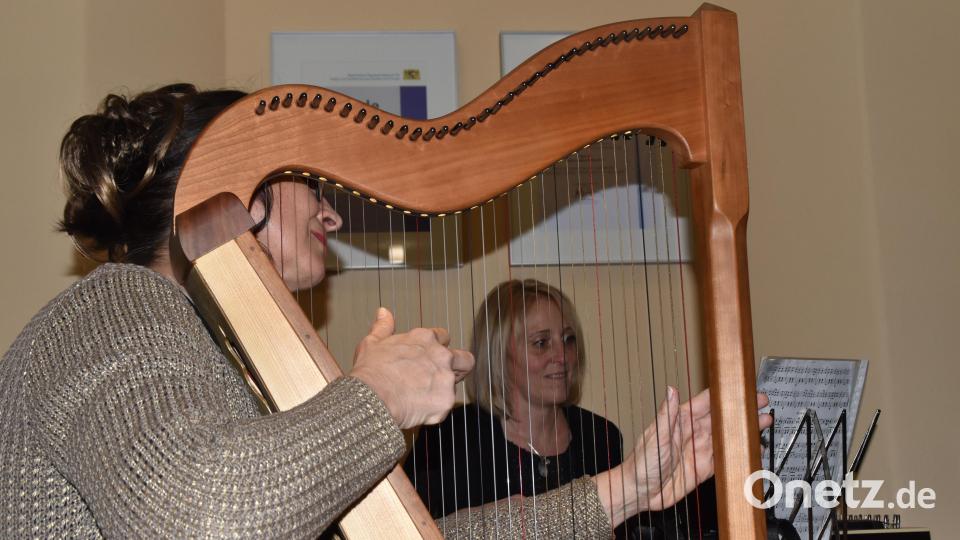 Christine Eller und Maria Sponsel untermalten die Vernissage musikalisch. Bild: hcz