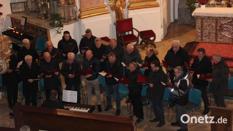 Der Männergesangverein Waldsassen unter der Leitung von Andreas Sagstetter (vorne links am E-Piano). Bild: kro