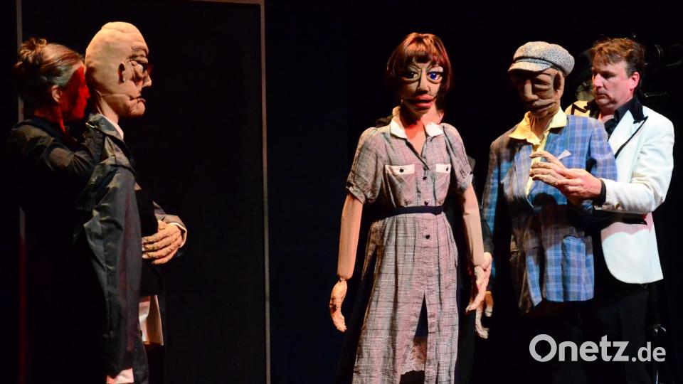 Auf der &quot;Kulturbühne Weiden&quot; in der Max-Reger-Halle hatten bei einer Interpretation von Ödön von Horváths Roman &quot;Der ewige Spießer&quot; gleichermaßen Puppen und Menschen ihren großen Auftritt. Bild: Kunz
