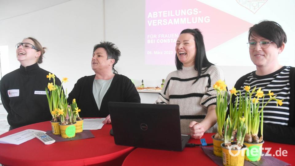 Die Betriebsrätinnen der Constantia Pirk stimmen die Frauen auf die Versammlung zum Weltfrauentag ein. Bild: Gabi Schönberger