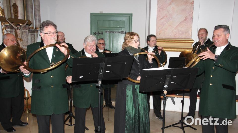 Die Oberpfälzer Parforcehornbläser unter der Leitung von Hubert Bäuml (rechts) in der Kappl. Bild: kro