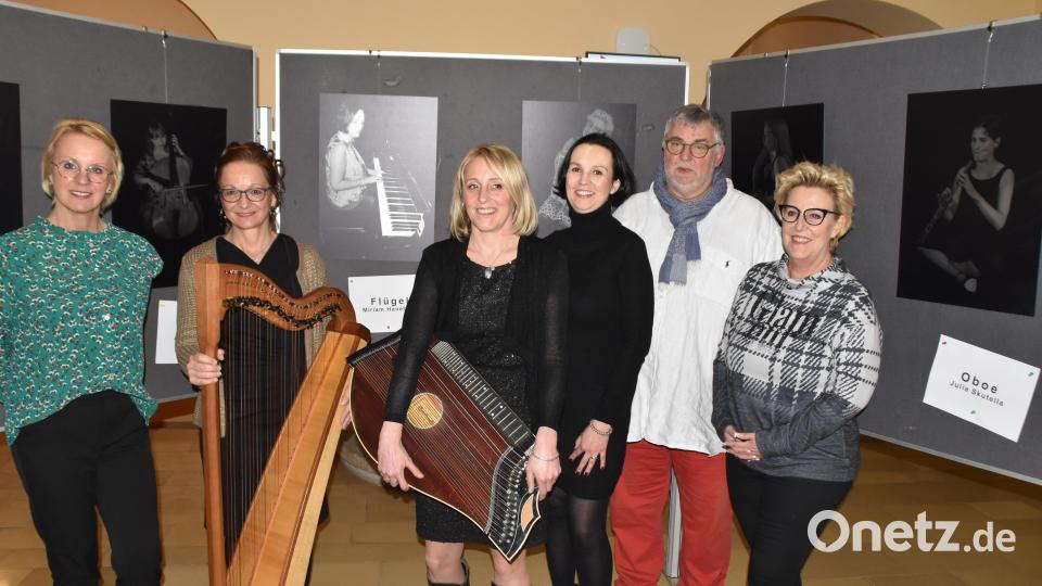 Peter Klein freute sich bei der Vernissage seiner Ausstellung im Maria-Seltmann-Haus über den Besuch einiger Musikerinnen mit ihren Instrumenten, die er für eine besondere Fotoreihe abgelichtet hatte. Bild: hcz