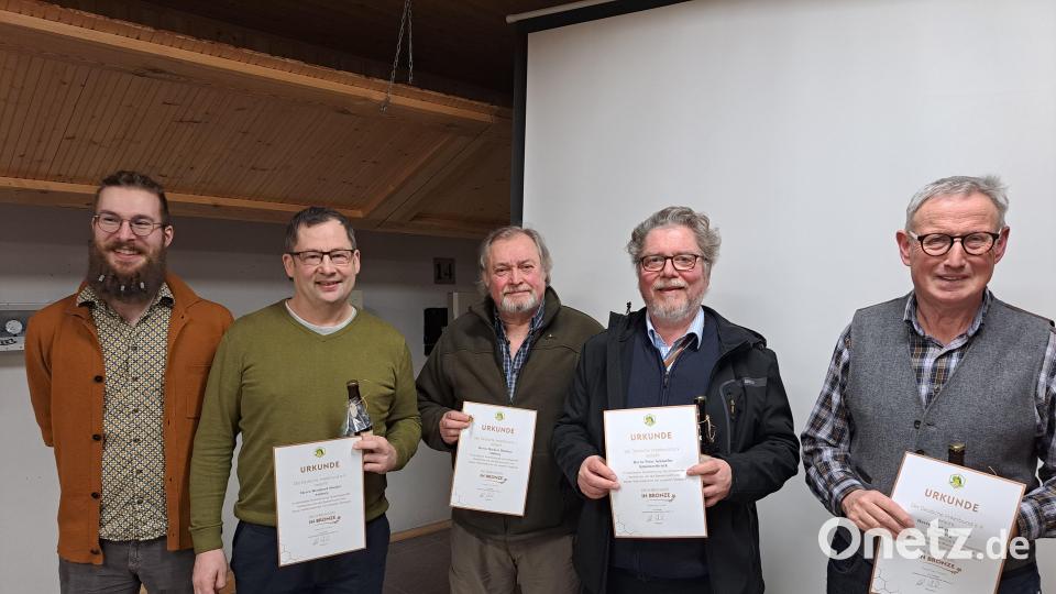 Für 15 Jahre Mitgliedschaft konnte Vereinsvorstand Florian Winkler Bernhard Stiegler, Herbert Dunskus, Peter Schmeiler und Norbert Wasner ehren (von links). Bild: ads