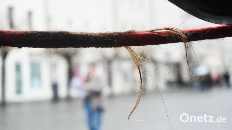 Vor dem Alten Rathaus in Weiden zeigten am Internationalen Frauentag am 8. März Teilnehmer einer Kundgebung ihre Solidarität mit den Frauen im Iran. Bild: Gabi Schönberger