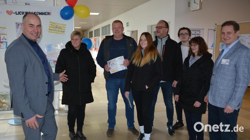 Schulleiter Michael Schmidt (links) hieß die Jugendlichen und ihre Eltern beim Tag der offenen Tür willkommen. Bild: jr