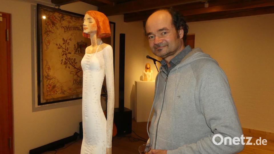 Michael Pickl mit der Skulptur „Weißes Kleid“. Bild: rn