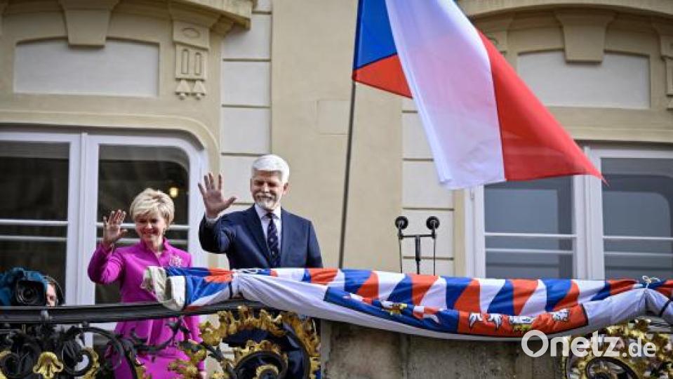 Peter Pavel und seine Ehefrau Eva Pavlova winken nach der Vereidigung vom Außenbereich der Prager Burg. Bild: Simanek Vít/dpa