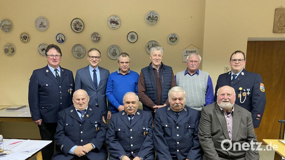 Die neuen Ehrenmitglieder der Feuerwehr Querenbach: (sitzend von links) Josef Schicker, Edmund Gmeiner, Otto Helm und Robert Schicker. Stehend von links Vorsitzender Konrad Hart, Bürgermeister Bernd Sommer, Alfred Peterhans, Hermann Döllinger, Ludwig Schicker und Kommandant Uwe Friedrich. Bild: Markus Scharnagl/exb