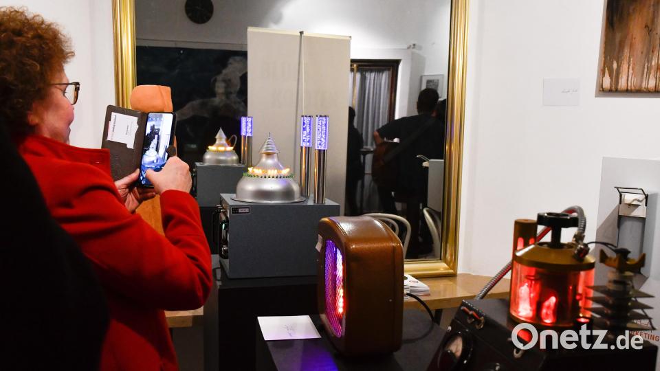 Die Vernissage des A.K.T.-Kunstvereins im Ring-Theater Amberg begeisterte mit ungewöhnlichen Werken. Bild: Petra Hartl