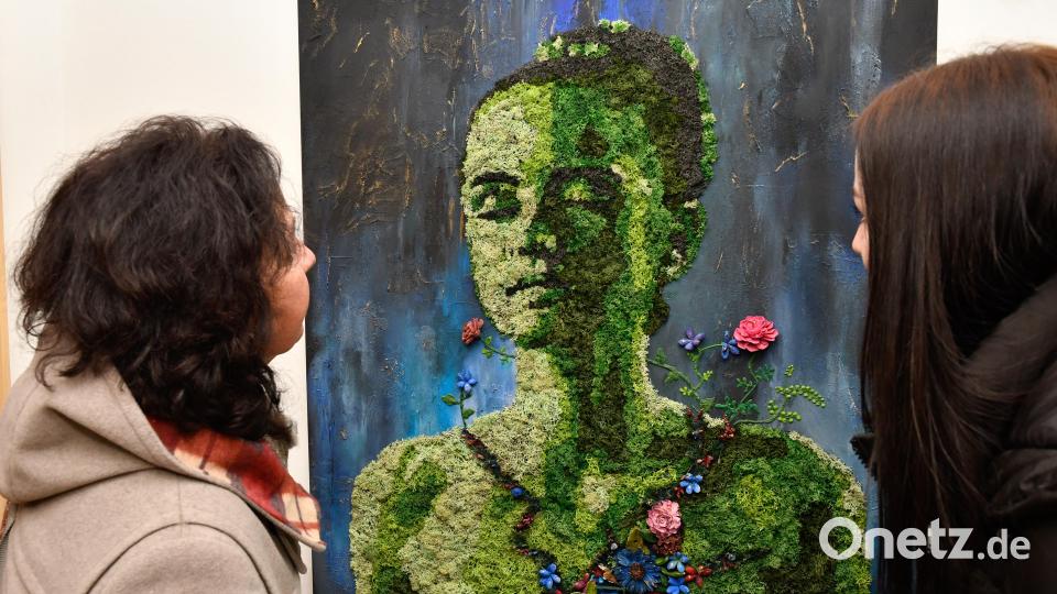 Die Vernissage des A.K.T.-Kunstvereins im Ring-Theater Amberg begeisterte mit ungewöhnlichen Werken wie dem &quot;Moos-Akt&quot;. Bild: Petra Hartl