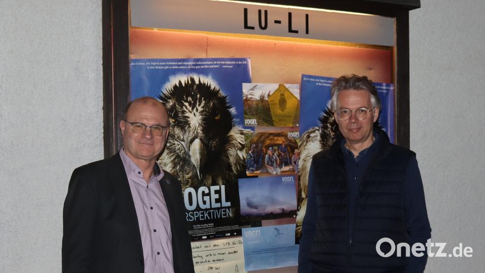 Norbert Schäffer (links) und Ingo Fließ (rechts) vor dem Schaukasten des Lu-Li-Kinos, in dem das Plakat für den Film &quot;Vogelperspektiven&quot; hängt. Bild: mfh