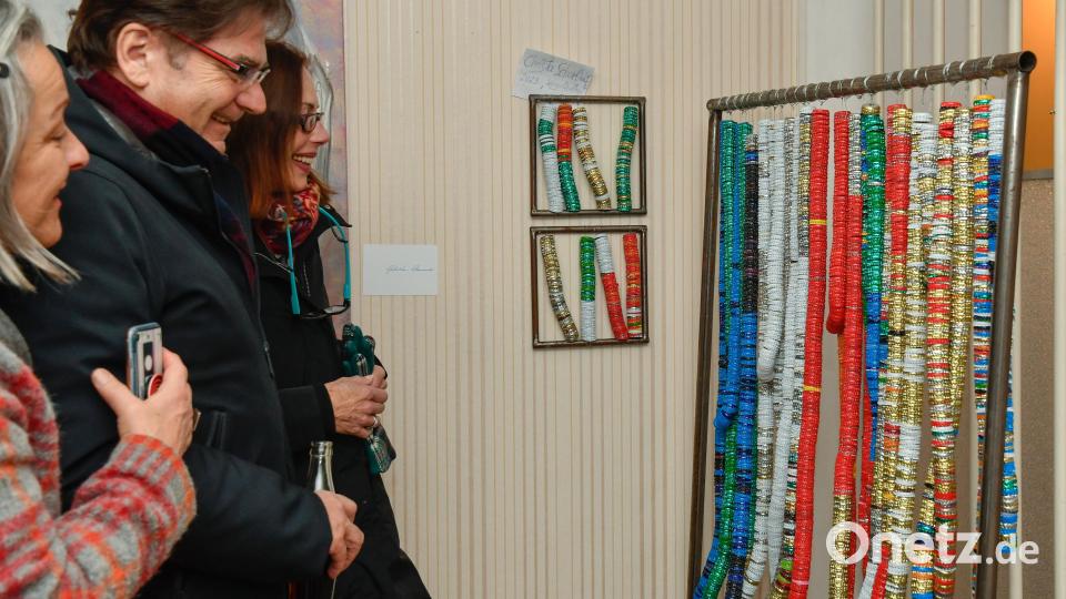 Die Vernissage des A.K.T.-Kunstvereins im Ring-Theater Amberg begeisterte mit ungewöhnlichen Werken. Bild: Petra Hartl