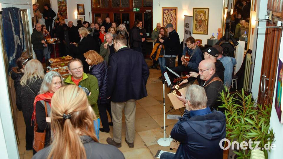 Die Vernissage des A.K.T.-Kunstvereins im Ring-Theater Amberg begeisterte mit ungewöhnlichen Werken. Bild: Petra Hartl