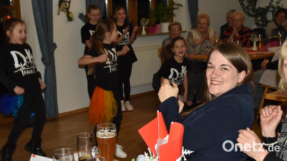Die Dance-Kids begeistern mit ihrem Auftritt am Weltfrauentrag, auch Ronja Endre ist bei dem Treffen der der Arbeitsgemeinschaft Sozialdemokratischer Frauen in Weiden dabei. Bild: hcz