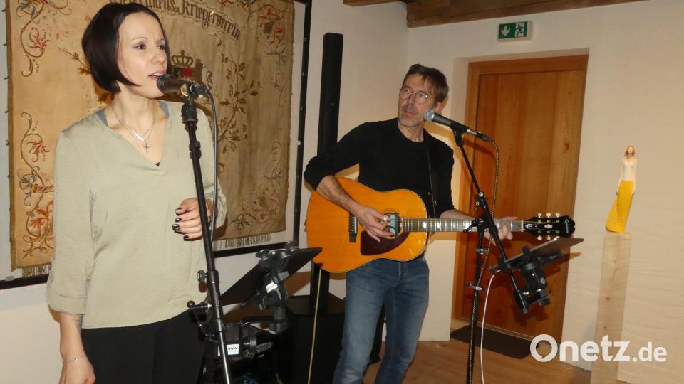 Das Akustikduo "Tunes for Two" gestaltet die Vernissage. Bild: rn