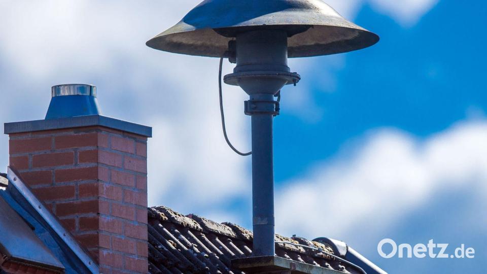 Eine Alarmsirene steht auf einem Hausdach. Bild: Jens Büttner/dpa/Symbolbild